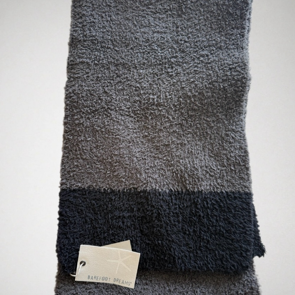 NEW! BAREFOOT DREAMS Cozy Gray and Black Scarf- unisex - Picture 2 of 4